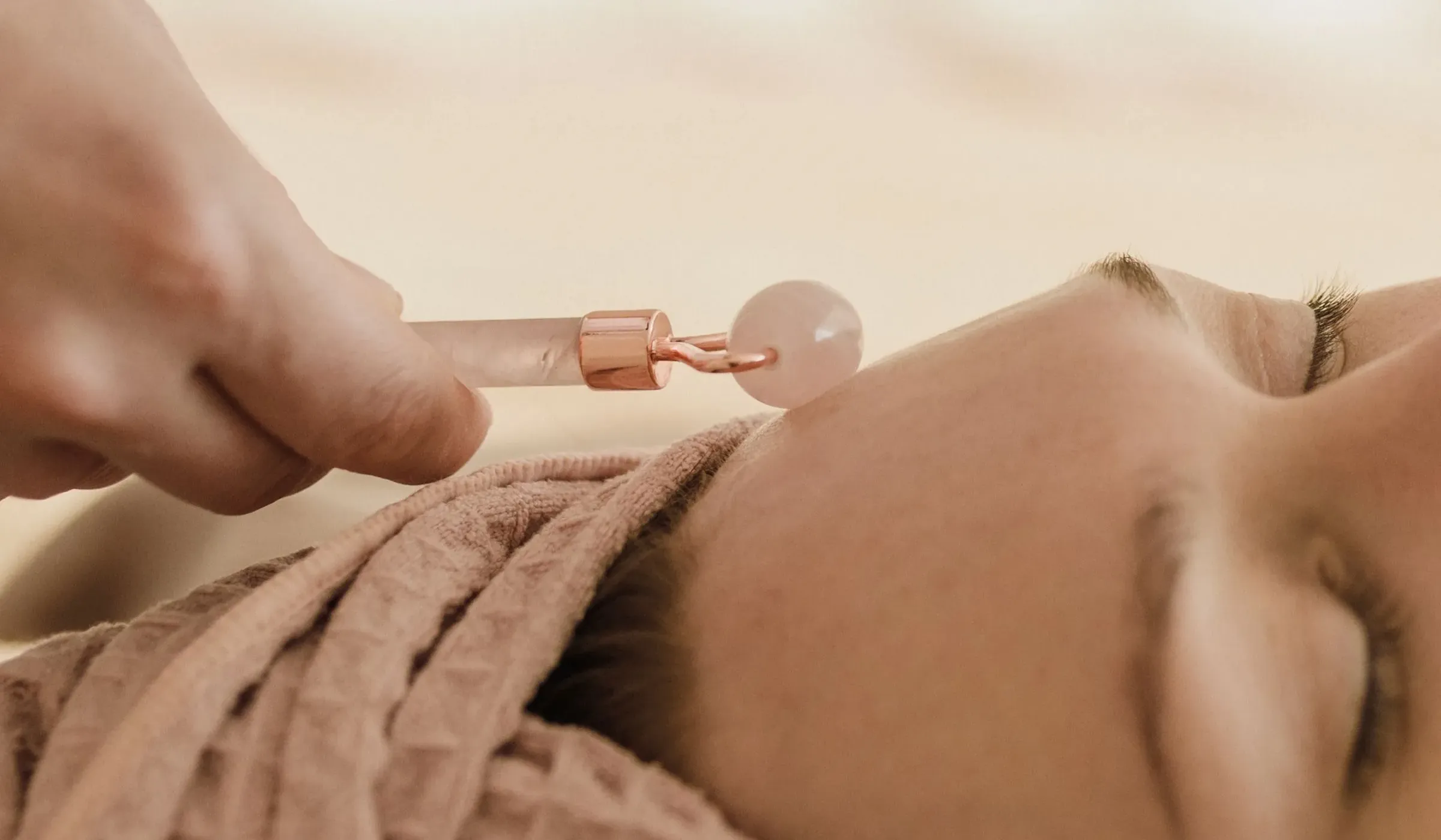 Avslappnande ansiktsbehandling med massagerulle